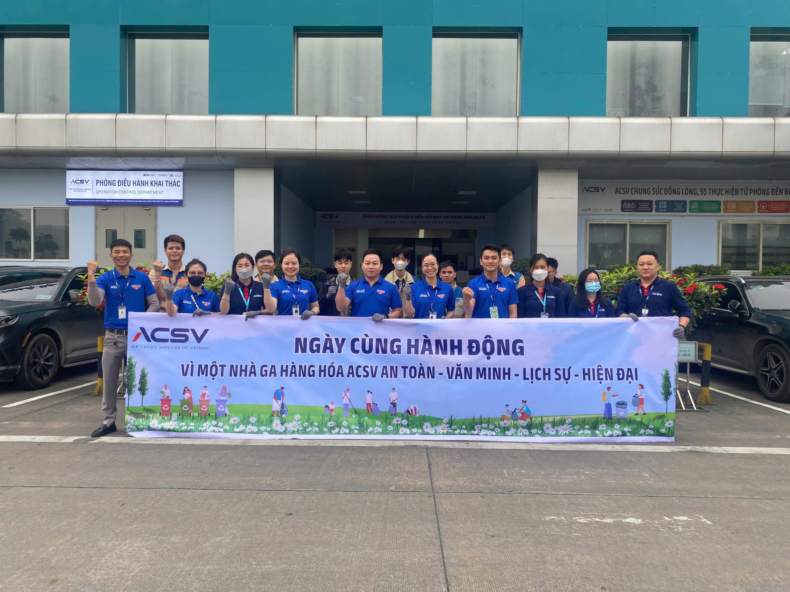 ĐOÀN THANH NIÊN CƠ SỞ RA QUÂN DỌN DẸP VỆ SINH MÔI TRƯỜNG TẠI NHÀ GA HÀNG HÓA ACSV